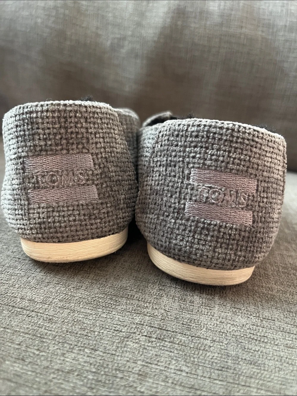 Toms Women’s textured Gray Woven Slip-On flats faux fur lined size 7 Excellent